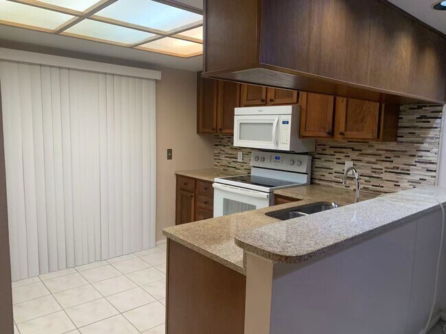 Building Photo - 217 Woodlake Wynde