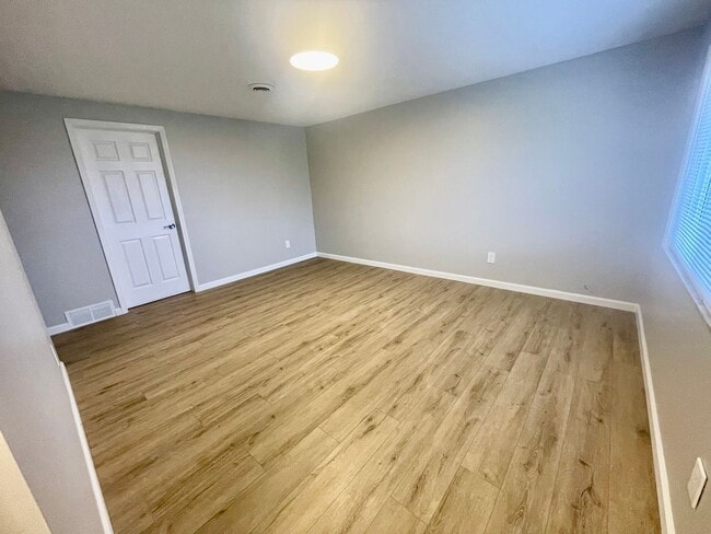 Foto del edificio - 3282 Ridge Rd Ext