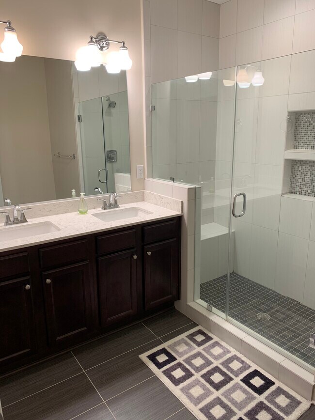 Baño - 719 S Braddock St