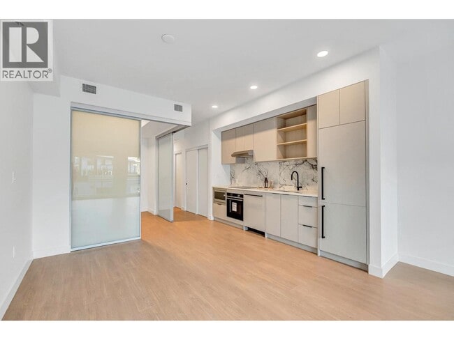 Photo du bâtiment - 422 E 3rd St