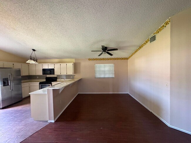 Foto del edificio - Spacious Lakeland 3-Bedroom Home with 2-Car Garage & Large Driveway