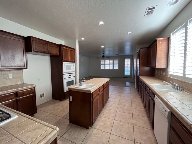 Building Photo - 1356 VINEYARD PL 5 BEDROOM 3 BATHROOMS HAN...