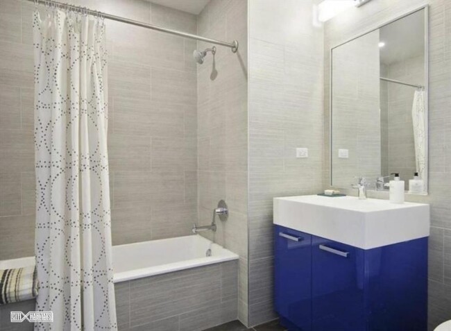 Building Photo - 2 bedroom in LONG ISLAND CITY NY 11101