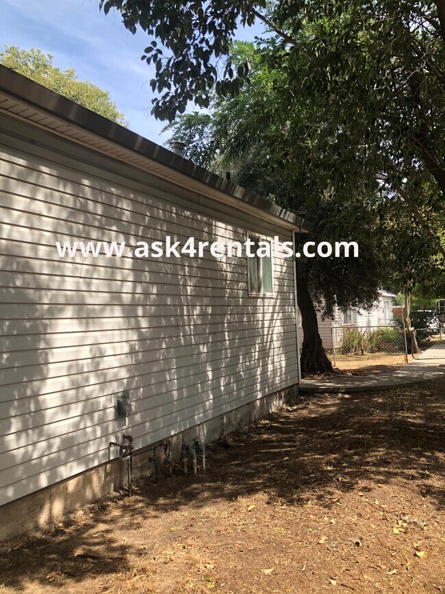 Building Photo - 539 W Yosemite Ave