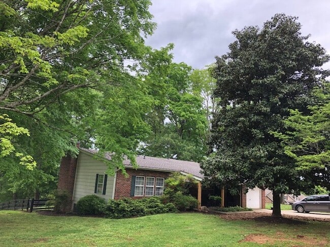 Building Photo - 3BR/3BA View of Melton Hill Lake in private community
