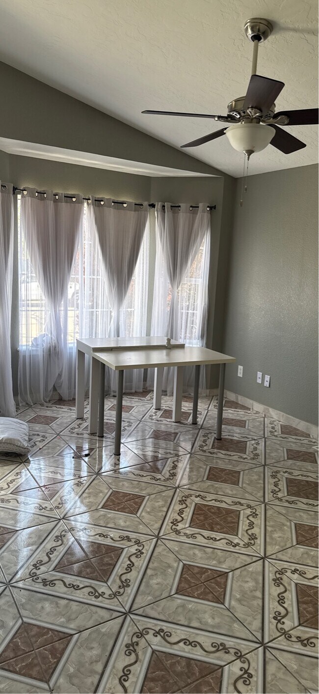 Foto del edificio - 932 E 25th St Rd