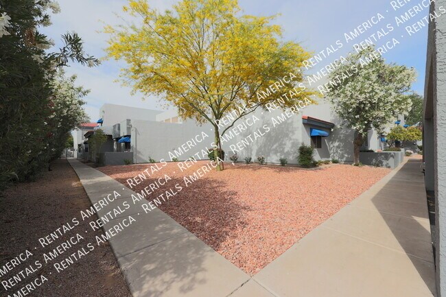Foto del edificio - REMODELED 2 Bd / 2 Ba Condo With Patio Vie...