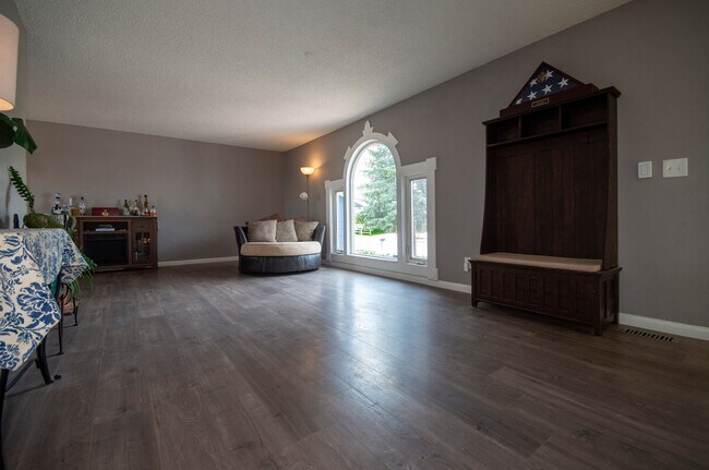 Foto del edificio - 6965 Sugar Creek Cir