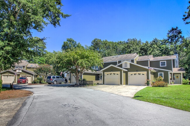 Building Photo - 303 Cedarwood Village