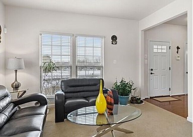 Foto del edificio - Gorgeous 4BR/2.5BA located in Warrington! Available NOW!