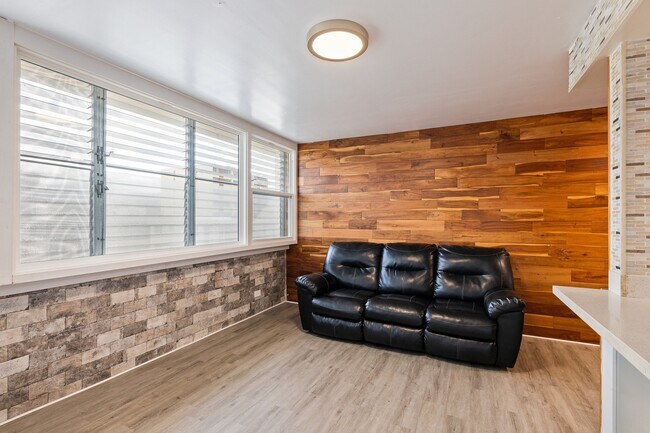 Foto del edificio - 2 Bed / 1 Bath 1 Parking , Community Pool , Electricity, Water, Sewer & Gas Included, Secured Bui...