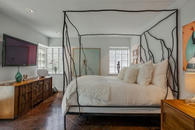 Building Photo - Historic Art Deco Home in Kessler Park