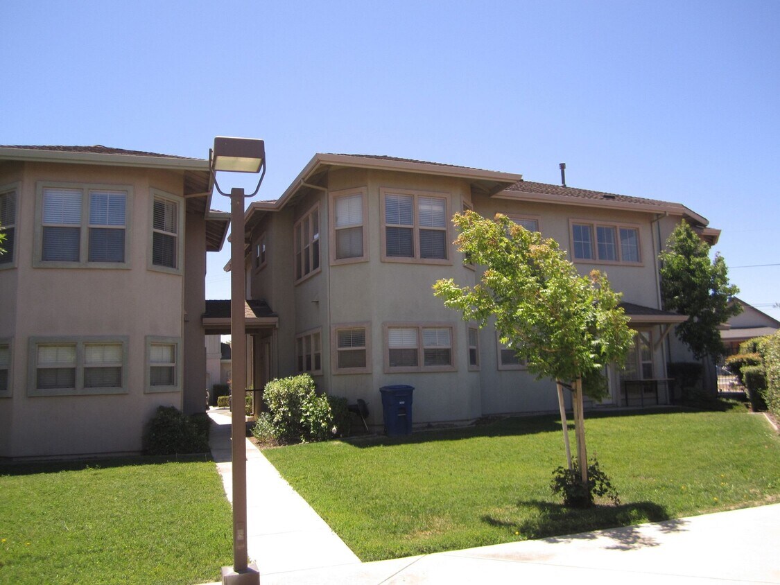 Foto del edificio - Luxury Townhome for Rent in Greenfield