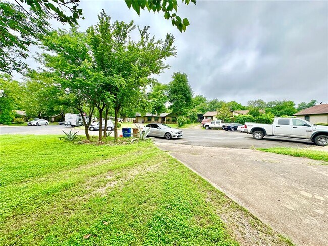 Foto del edificio - 5206 Regency Cove