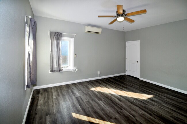 Living room with AC and ceiling fan - 2141 Front St
