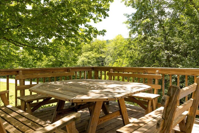 Building Photo - 6 BR Country Home Minutes from Skiing and ...