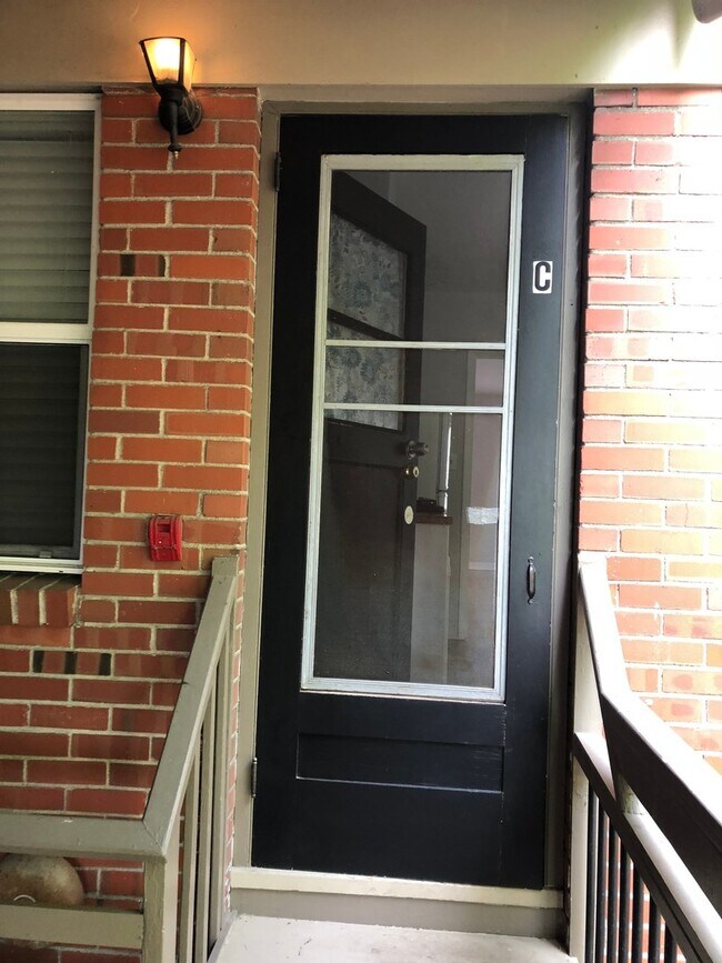 Building Photo - Charming Studio Apartment Near Downtown Spokane