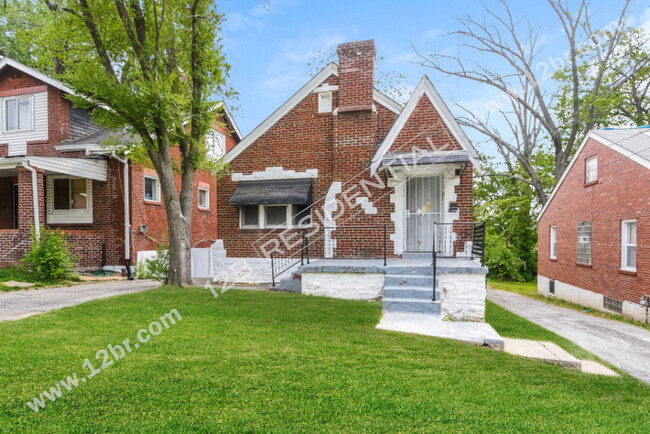 Building Photo - 2-Bedroom Home with Bonus Space and Back P...
