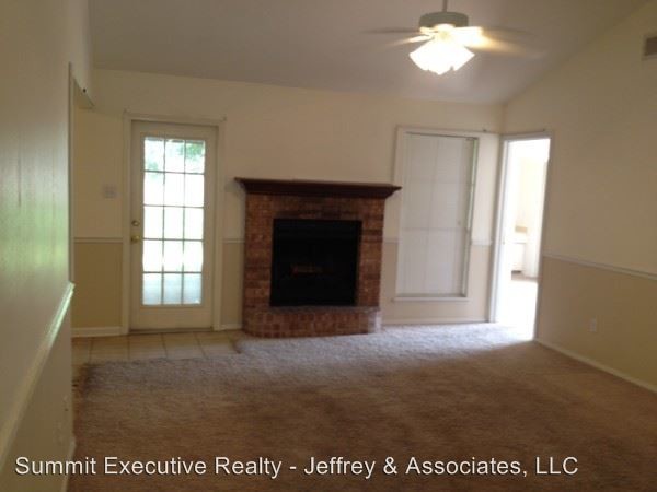 Building Photo - 2111 General Mouton Dr
