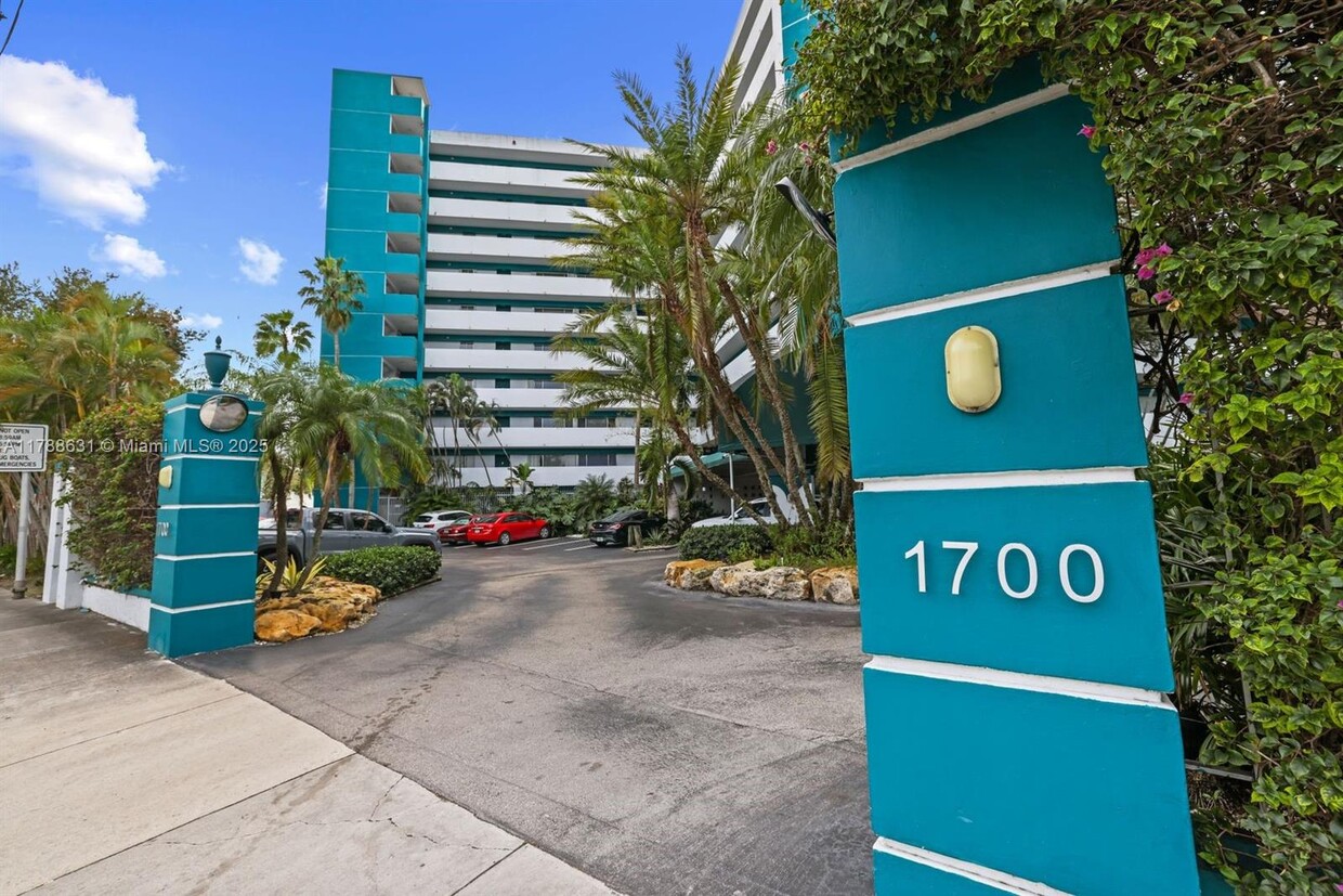 Foto principal - 1700 NW N River Dr