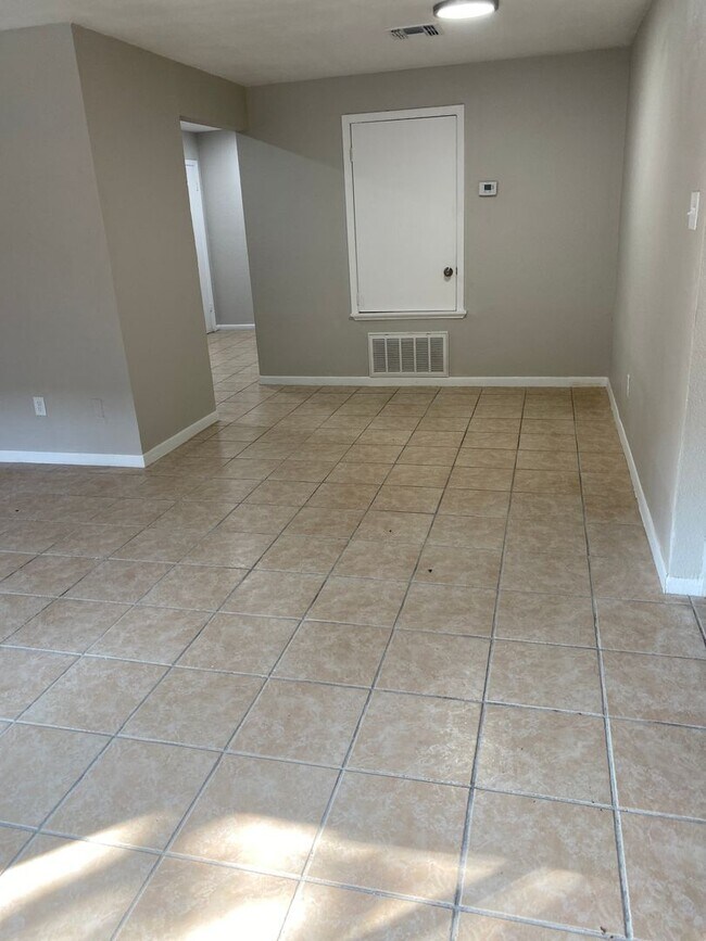 Building Photo - 63 S Commonsway Dr