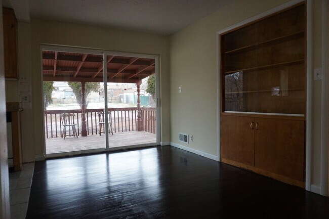 Foto del edificio - Remodeled 5 Bedroom 2 Bath West Valley Home