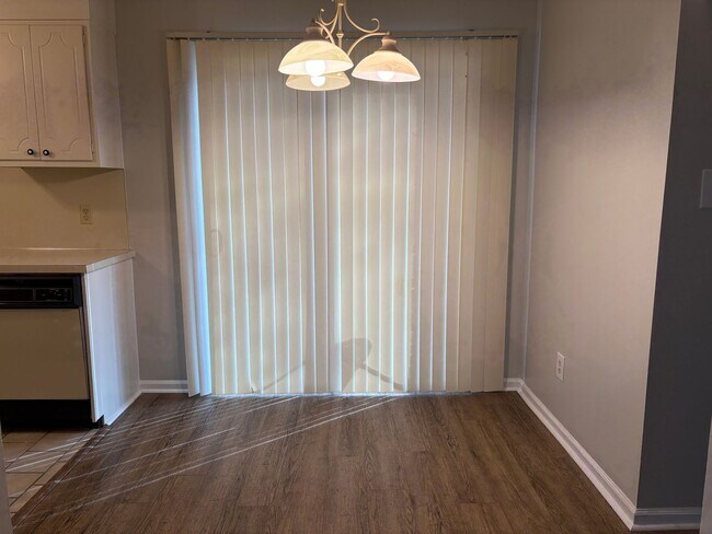 Building Photo - 1 Bedroom, 1 Bathroom Condo in High Point!