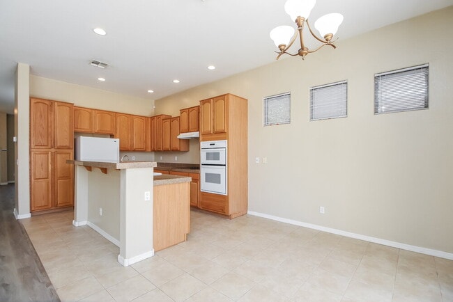 Building Photo - 513 W Remington Dr