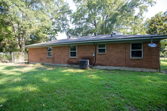 Building Photo - 2904 McLeod St
