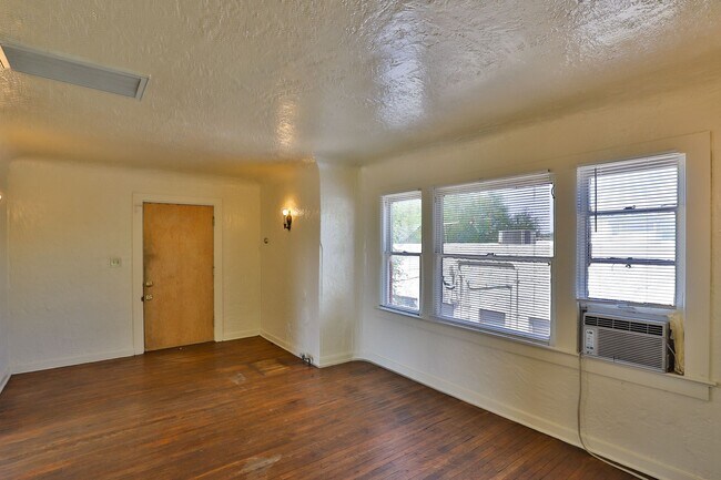Building Photo - 133 W Almeria Rd