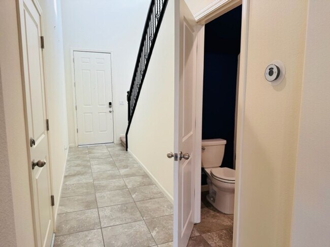 Foto del edificio - $1,995 Fowler & Belmont, 3 Bed Home, Gated...