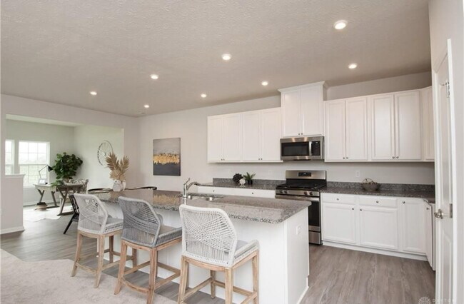 Building Photo - 2125 Schmidt Dr W