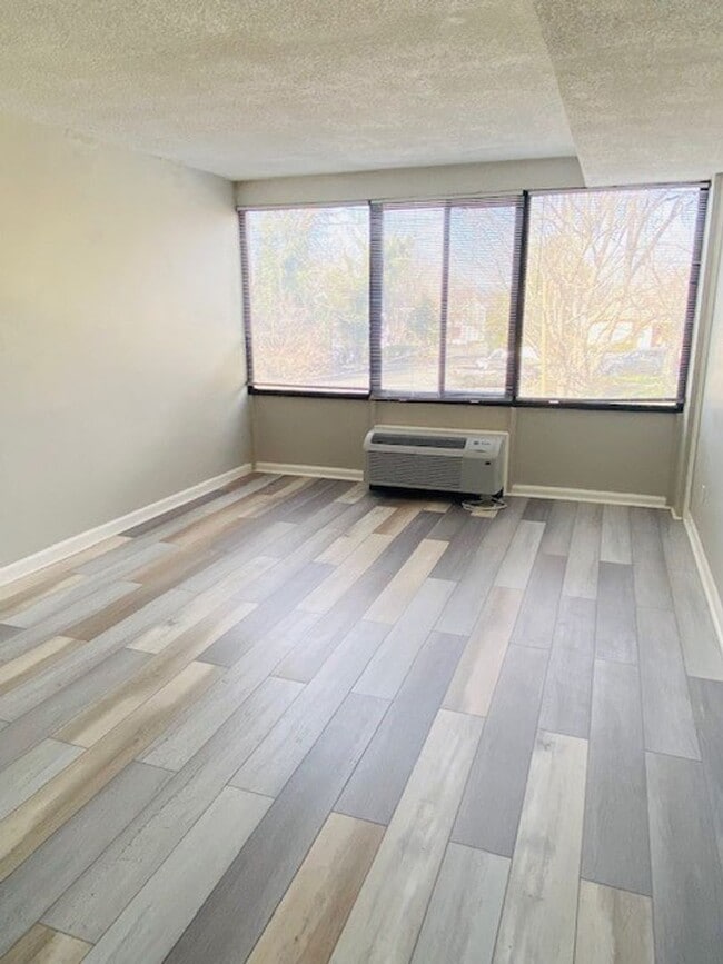 Foto del edificio - University Towers #318 - Bright and open studio with in-unit kitchen & bath available JUNE 2026!