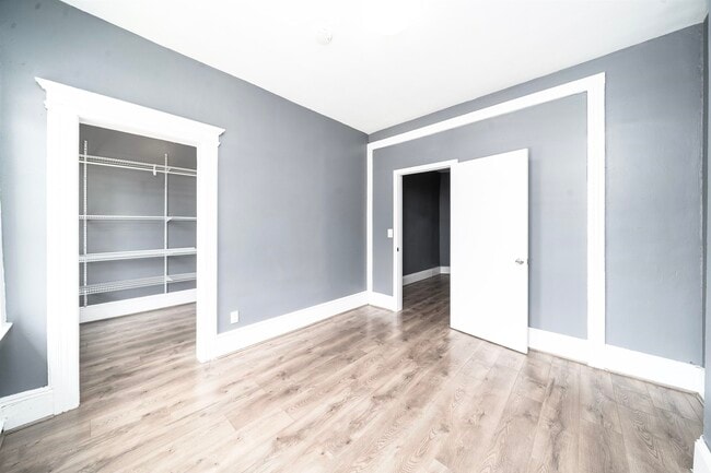 Foto del edificio - 122 Mallory Ave