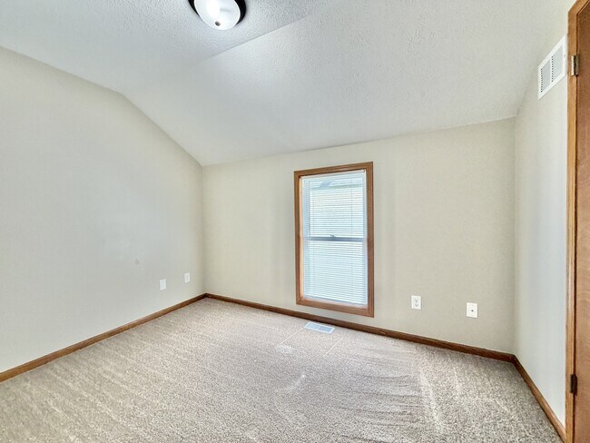 Building Photo - 612 Cherry St