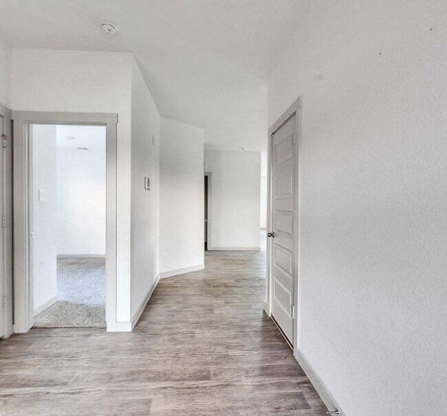 Foto del edificio - 14510 Rain Tree Dr