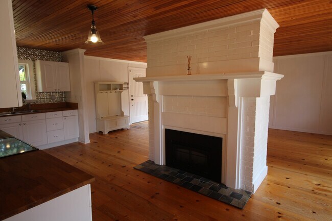 Building Photo - Beautiful 3 Bedroom Auburn Waterfront Home!