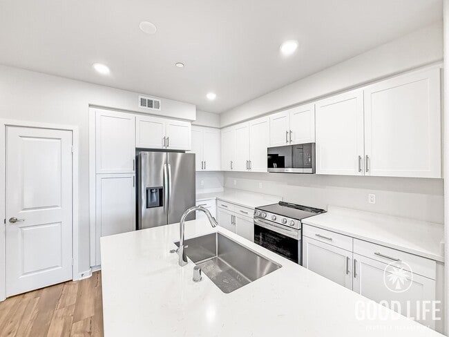 Building Photo - Beautiful New 3B/3BA Gated Community Townhome in Riverside for Lease!