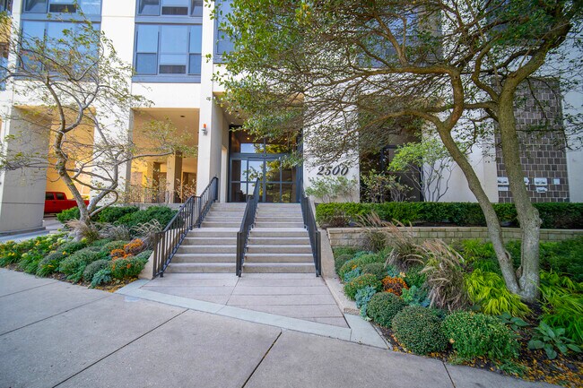 Foto del edificio - 2500 N Lakeview Ave