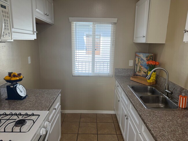 Foto del edificio - 9320 Elm Vista Dr