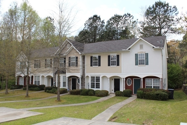 Building Photo - Welcome to your new home in the heart of Riverdale, GA!