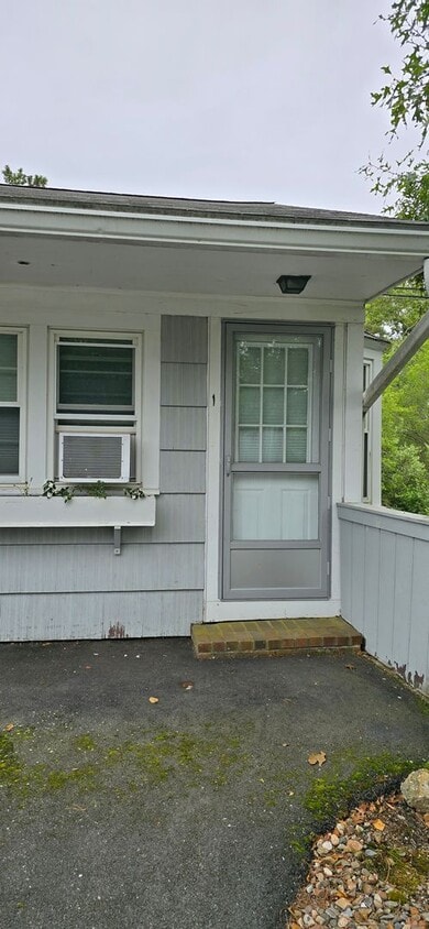 Building Photo - A cozy Studio unit at a multi unit Condomi...