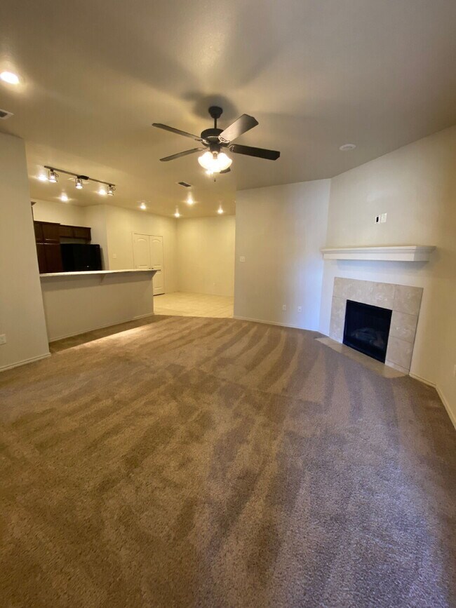 Building Photo - Cute 3/2/2 townhome in the Lubbock-Cooper District