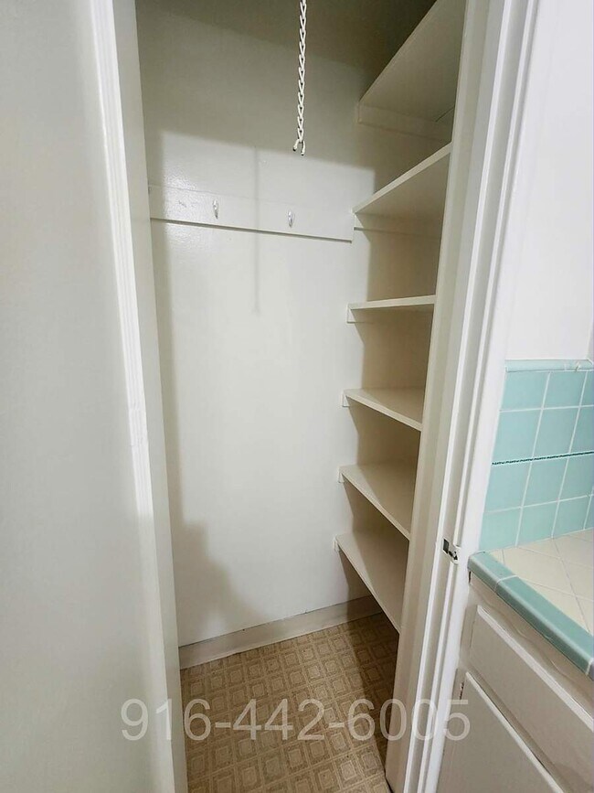Building Photo - Kenwood Apartments 2426