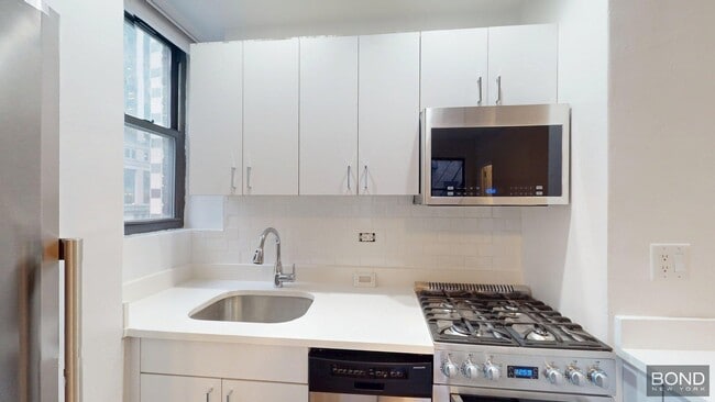 Building Photo - 140 E 46th St