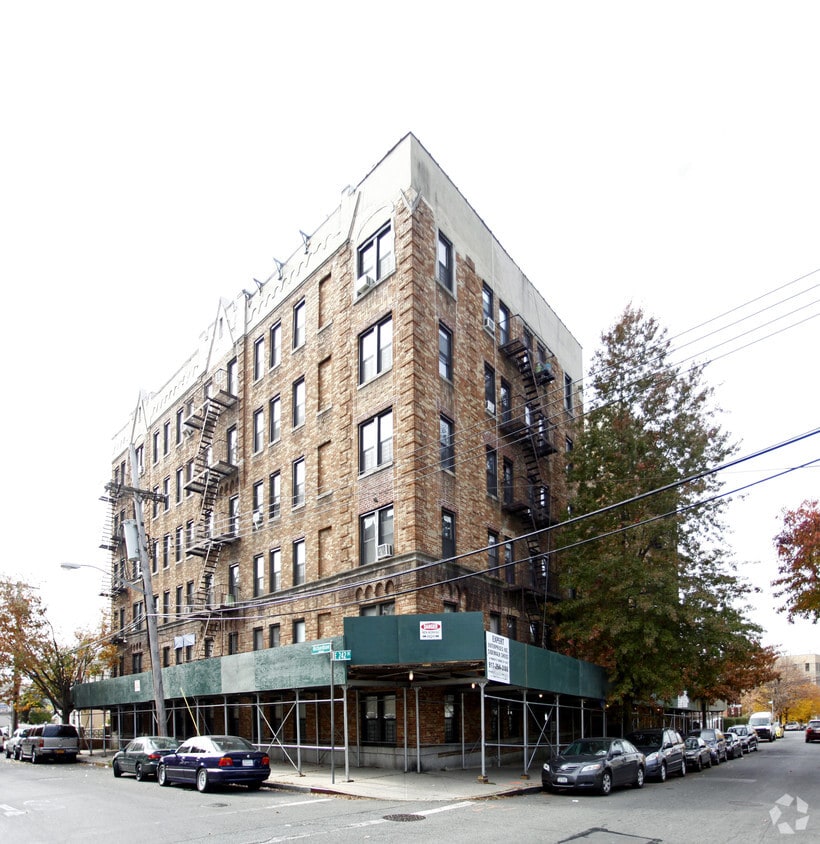 Building Photo - 660 E 242nd St