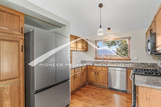 Foto del edificio - Beautiful 4 bedroom home with Stunning Col...