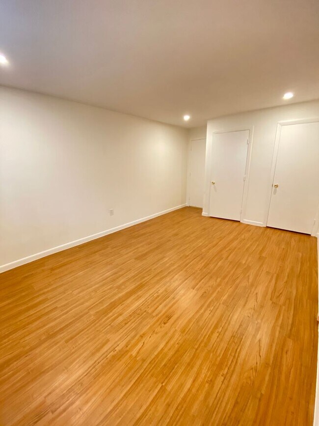 Building Photo - Incredible 2bed/1bath with heat and hot wa...
