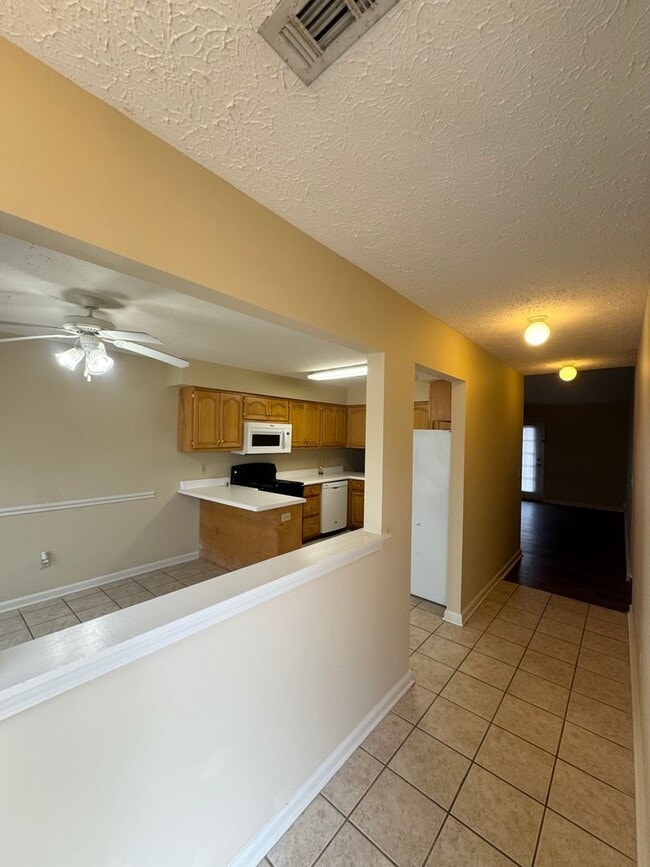 Foto del edificio - Three Bedroom Two Bathroom Duplex Available Now!