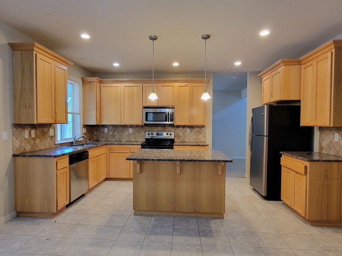 Primary Photo - Spacious 4 Bedroom House Near Riverview Pa...